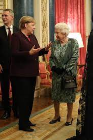 Wenige wochen nach der geburt ihres ersten kindes angela zog die familie in die ehemalige ddr. Angela Merkel Starportrat News Bilder Gala De