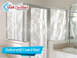 Vazolar arasında bulunan ince işçiliğin dokunuşunun hissedildiği desenli ve renkli modeller, ayrıntıya önem veren dekorasyon anlayışlarının ilk sırada gelen parçaları arasında yer alıyor. Dekoratif Cam Filmi Dekoratif Cam Filmi Ozellikleri Cam Filmi Nedir