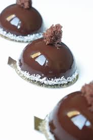 Domes Noix De Coco Chocolat Entremet L Recette Olivia Patisse Recette Chocolat Gateaux Et Desserts Chocolat