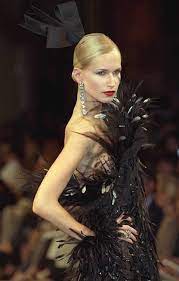 Guarda la gallery di elle.it. Yves Saint Laurent Haute Couture Automne Hiver 2000 2001 Getty Images Haute Couture Yves Saint Laurent Couture