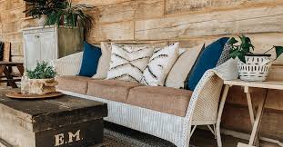 Painting Wicker Furniture With A Brush Linen And Logs Painting Wicker Furniture Painted Wicker Wicker Furniture
