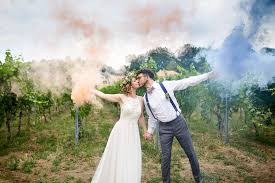 Zu ihrer hochzeit im grünen gehört auch der üppig bepflanzte innenhof, der groß genug ist, um ihre gäste zu empfangen. Eine Boho Hochzeit Im Grunen Mit Family Style Dinner Hochzeitsblog The Little Wedding Corner