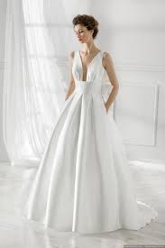Accanto al bianco avorio, i colori tenui rendono ancor più romantici i vestiti da sposa semplici atelier emé. Abiti Da Sposa Abiti Da Sposa Semplici Abiti Da Sposa Eleganti