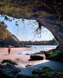Lubang ini memiliki ukuran diameter kira kira 50 meter. Pantai Karang Bolong Pantai Yang Menarik Di Kebumen Pariwisataku