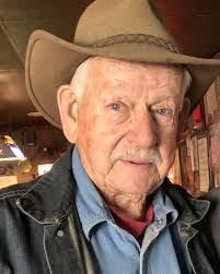 Lee Epperson's Instagram, Twitter & Facebook