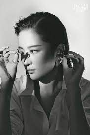 Profitez de millions d'applications android récentes, de jeux, de titres musicaux, de films, de séries, de livres, de magazines, et plus encore. China Entertainment News Liu Yifei Poses For Fashion Magazine Black And White Face Magazine Photography Black And White Aesthetic