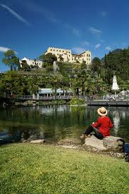 Richtung osten über die cavourstraße und die schennastraße, beim kreisverkehr rechts abbiegen und kurz vor den gärten von schloss trauttmansdorff links einbiegen. Ein Urlaub In Sudtirol Zeigt Worauf Es Im Leben Ankommt