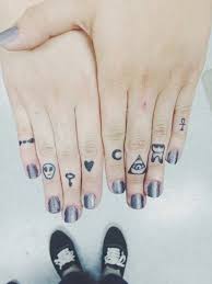 90 Tatuajes En Los Dedos Pulgar Menique Corazon Y Anular Millones de personas de todo el mundo hacen tatuajes, por lo que necesita una plantilla web de sitio de tatuaje que resalte bien lo que puede ofrecer su salón de. 90 tatuajes en los dedos pulgar