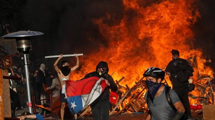 Resultado de imagem para PROTESTO NO CHILE"
