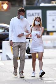Jennifer lawrence and her husband cooke maroney were spotted twinning in new york city. Jennifer Lawrence With Her Husband Cooke Maroney Shows A Baby Bump 16 Gotceleb
