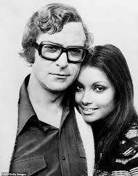 A su edad actual, caine aun sigue vigente actoralmente, sus participaciones garantizan taquilla y no ha anunciado su retiro. Michael Caine Reveals He Met His Wife Of 46 Years Shakira After Seeing Her In A Coffee Commercial Daily Mail Online
