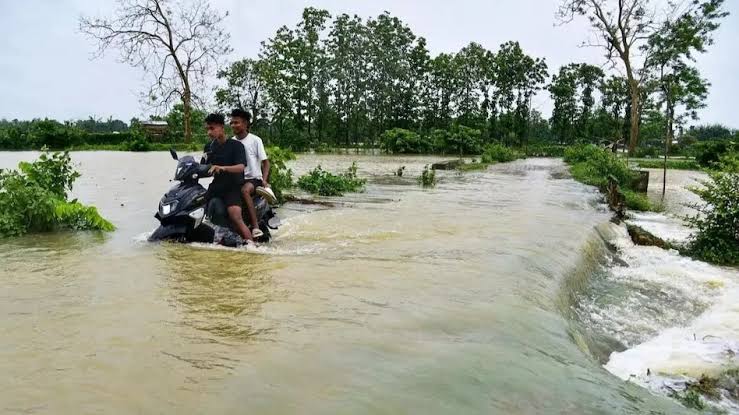 बिहार में बाढ़ का कहर: सैटेलाइट तस्वीरों में दिखी उफनती गंगा और टूटे तटबंध  - Bihar Floods Satellite Pics Show Swollen Rivers Breached Boundaries  ntcpmm - AajTak