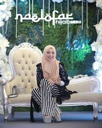 Bekas graduan universiti malaya ini berjaya meletakkan namanya didalam senarai 10 orang terkaya di malaysia membuktikan kejayaan beliau dalam bidang hartanah. 7 Selebriti Malaysia Yang Bergelar Usahawan Berjaya Azhan Co