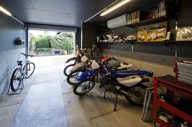 千里のバイクガレージハウス 大阪 ガレージ内にはエアコン お湯のでる水栓 収納棚 電源が使い方に合わせて配置されている バイクガレージ ガレージハウス 二世帯住宅