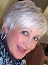 Rien de tel qu'une jolie coupe courte pour donner un coup de jeune à de cheveux blancs mais aussi pour leur apporter plus de volume et de mouvement. Femme 50 Ans Naturally White Silver Grey Hair De Beaux Cheveux Blancs Jolie Coupe Magazine Moms Inspiration Pour Parents Modern Mom Fashion Lifestyle Magazine