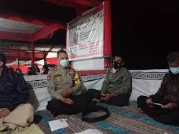 Setelah jenazah dimasukkan ke dalam peti, dan para pelayat dirasa cukup melihat kesempatan pada jenazah, maka ibadah penghiburan pun akan dilakukan. Bhabinkamtibmas Polsek Makale Pantau Penerapan Prokes Pada Ibadah Penghiburan Divisi Humas Polri