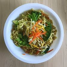 2 bks mie instan kuah rasa ayam bawang, 1 bks mie instan kuah rasa soto, 2 butir telur ayam, 2 sdm kecap manis, 2 buah wortel, parut, 1 batang daun bawang, iris halus, 1 ikat sawi hijau, iris, 1/6 kepala sayur kol, iris halus, secukupnya garam. Meski Tanggal Tua Anak Kos Bisa Makan Kenyang Dengan 7 Resep Mie Paling Hemat Ini