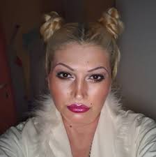 Teodora Džehverović kupila je dupleks u Beogradu na vodi za oko 400.000  evra, uz dva parking mesta. Svaki detalj enterijera pažljivo je biran  mermer stiže iz Albanije, fotelje iz Turske, a kupatilo