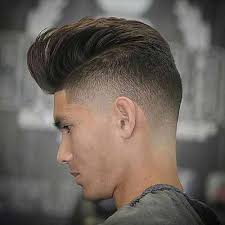 Se trata del corte low fade, que es más bajo y empieza un poco por encima de las orejas, el corte mid fade, que es el mediano y comienza más o menos a la altura de las cejas, y, por último, el corte high fade, que tiene un inicio situado en la parte superior de la frente. 33 Peinados Para Hombres Con El Pelo Liso Cortes De Cabellos Para Hombres