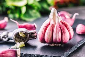 È antisettico e antibatterico, ha proprietà antiossidanti e se ne consiglia una dose quotidiana di 4 grammi, meglio se crudo. Aglio Proprieta Benefiche Del Miglior Antibiotico Naturale