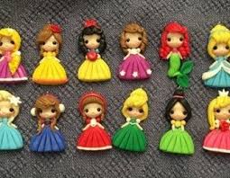 Les Princesses Disney Aussi Ont Droit A Leur Version En Pate Fimo Bricolages En Argile Et Polymere Poupees D Argile Miniatures En Argile Polymere