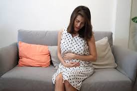 Perhatikan setiap tanda yang terjadi pada diri anda sehingga anda memiliki waktu untuk mempersiapkan diri. 10 Tanda Tanda Melahirkan Sudah Dekat Yang Harus Anda Ketahui