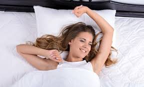 Du suchst eine möglichkeit deine bauchmuskeln zu trainieren? Morgendliches Workout Im Bett