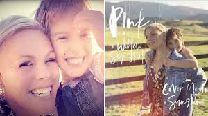 C'est pour la promo de l'album live dont les deux titres (cover me in sunshine + all i know so far) sont inclus. Pink S Daughter Willow Nine Makes Billboard Chart Debut With Their Sweet Duet Cover Me In Sunshine 9celebrity