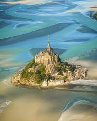 E Mont Saint Michel Habille De Bleu Cestbeaulamanche Mont Saint Michel Voyage En France Merveilles Du Monde