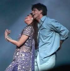 Shahrukh khan and juhi chawla friendship is quite old & famous in bollywood. Shah Rukh Khan And Juhi Chawla Shahrukh Khan Anziehsachen Anziehen