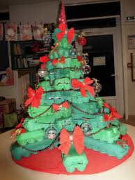 Réaliser des boules de noël pour décorer le sapin avec des boites d'œufs ! Une Deuxieme Vie Pour Les Boites D Åufs Le Sapin De Noel Ecole De Sallespisse