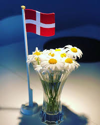 Den 5 juni är det danmarks nationaldag, så nära både geografiskt och bara dagen före vår egen 6 juni, men ändå så fjärran när det gäller hur man ser på sin nation och firar nationaldagen. Lifeoflove81 Instagram Posts Stories And Followers Gramho Com
