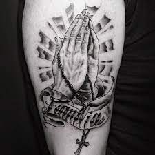 Resultado De Imagen De Tatuajes En El Brazo Para Hombres Rosa Tatuaje De Las Manos En Oracion Tatuajes De Familia Para Hombres Tatuajes Religiosos Para Hombres La incorporacion de la mano del nino y las huellas. tatuajes religiosos para hombres