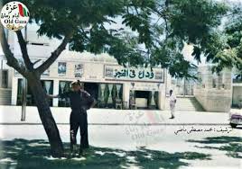 جندي من قوات الطوارئ الدولية يلتقط صورة أمام سينما السامر بشارع عمر المختار في أوائل الستينات In 2020 Street View Scenes Views