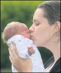 Cops help as woman gives birth in car