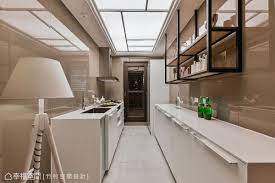 使用悬吊式橱柜和悬浮式厨具 加上天花板如天井般的灯盒设计 藉此营造出放大的视觉效果 hanging kitchen cabinets hanging cabinet modern room