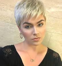 Hübsche frisur mit elementen von pixie und boy cut | braune haarfarbe feinste stufen und eine kombination aus grafischen linien mit sanfter texturierung. 33 Stunning Pixie Haircut Ideas For This New Season Pixie Haarschnitt Haarschnitt Pixie Frisur