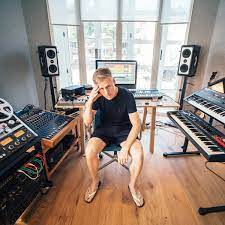 Joris voorn is a record producer and dj from rotterdam, netherlands. Joris Voorn On Twitter Sorry No Smiling This Time While Everyone In Amsterdam Is Jumping Into The Canals During This Heatwave I M Locked Into My Studio Sweating My Socks Off Studiolife Https T Co Doouudbar6