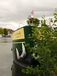 Une Peniche Au Fil De L Eau Sous Le Regard Des Badauds Fend Doucement De L Etrave Auxerre Canal Boat Peniche Steam Boats
