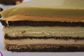 La torta sette veli, o più semplicemente setteveli, è un dolce goloso ed elegante il cui nome è dovuto proprio alla presenza dei suoi 7 diversi strati. La Torta Dei 7 Veli Al Pistacchio Nocciola E Caramello Salato