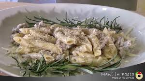 La pasta alla norcina è un piatto tradizionale umbro preparato con salsiccia, panna da cucina, pecorino e tartufo nero (tipico di quella zona). Penne Alla Norcina Storia Ricetta Guidata Youtube