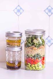 Wir zeigen dir, wie du im handumdrehen den perfekten salat im glas zubereitest und geben leckere rezeptideen zum ausprobieren! Vier Leckere To Go Salate Fur Die Mittagspause Kann Man Top Fix Vorbereiten Auch Gleich Fur Die Ganze Woche Ohhh Mhhh