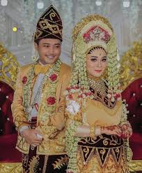 Bagi kaum lelaki, usia 18 tahun merupakan usia yang paling sesuai untuk mendirikan rumahtangga. Fantastis 4 Adat Pernikahan Ini Termahal Di Indonesia Lho