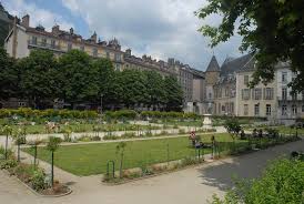Installée dans l'hôtel lesdiguères, la bibliothèque est entièrement dédiée aux jeunes publics. Jardin De Ville Bibliotheque