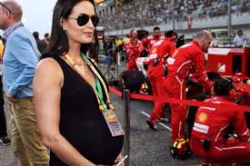 The politics räikkönen refers to involve his former employer, ferrari, who wanted to force him out after a 2009 season in which he finished sixth in the drivers' championship and was frequently accused of. Kimi Raikkonen Zum Zweiten Mal Vater Tochter Rianna Ist Da