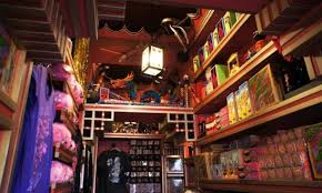 Zonko's shop is the seventh piece (issue 7) from the harry potter collection and will arrive in its original box packaging along with certificate of authenticity. Zonko S Joke Shop Inside The Wizarding World Of Harry Potter Wizarding World Of Harry Potter Wizarding World Funny Pictures