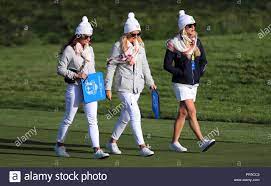 Timothy burke ретвитнул(а) jon rahm rodriguez. Katie Poulter Ehefrau Von Ian Poulter Mitte Und Kelley Cahill Links Freundin Von Jon Rahm Wahrend Der Fourballs Match An Tag Zwei Des Ryder Cup Bei Le Golf National Saint Quentin En Yvelines Paris Stockfotografie