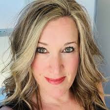 Elia Bravo (@Islandgirlbravo)