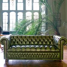 Ce chesterfield présente un éventail de plis au niveau de ses larges accoudoirs et un capitonnage confortable. Canape Chesterfield Hamilton Fleming Howland En Cuir 3 Places Vert