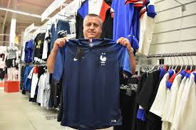 #cethiverjeskie @intersport_fr s'engage auprès des élus et professionnels de la montagne pour éviter un nouveau drame économique et social. Seuls Quatre Exemplaires Du Nouveau Maillot Des Bleus Sont Arrives Pour L Instant A Montlucon Montlucon 03100